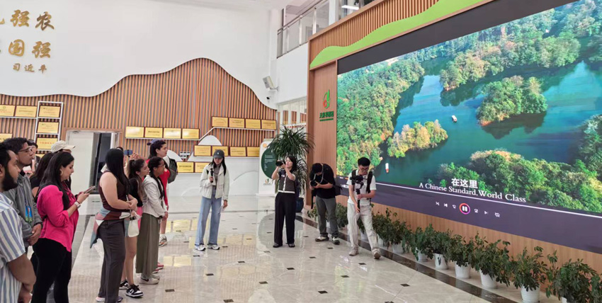 外國記者參訪天府農創園。人民網記者 劉海天攝