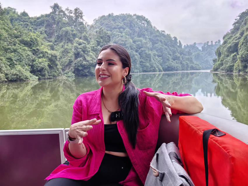 外國記者游覽朝陽湖時接受采訪。人民網記者 劉海天攝