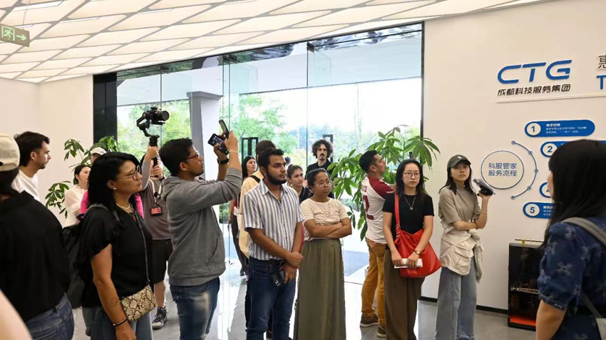 參觀采訪成都（蒲江）國際田園生態商務區。人民網記者 劉海天攝