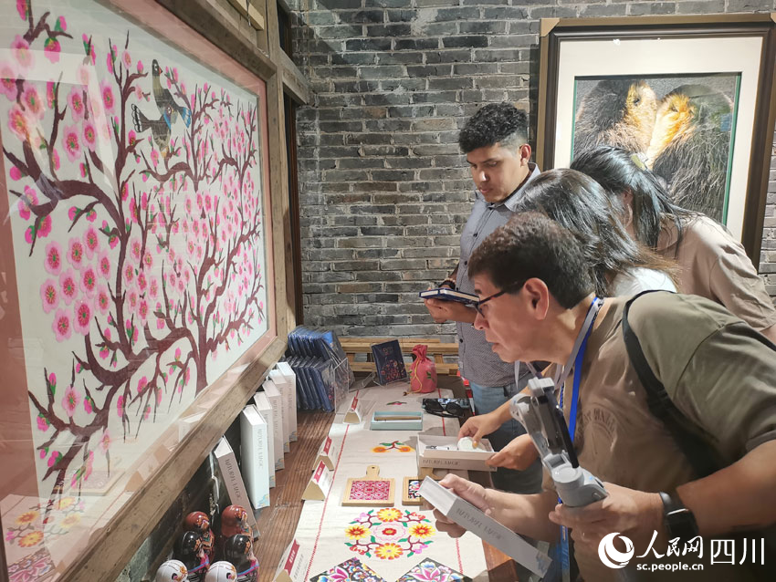 外國記者參觀刺繡作品。人民網記者 劉海天攝