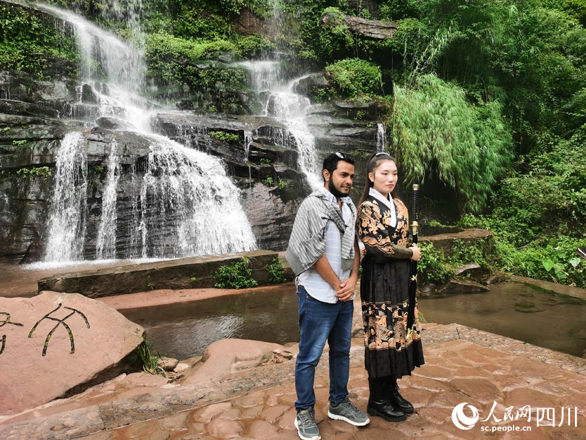 外國記者與景區工作人員合影。人民網記者 劉海天攝