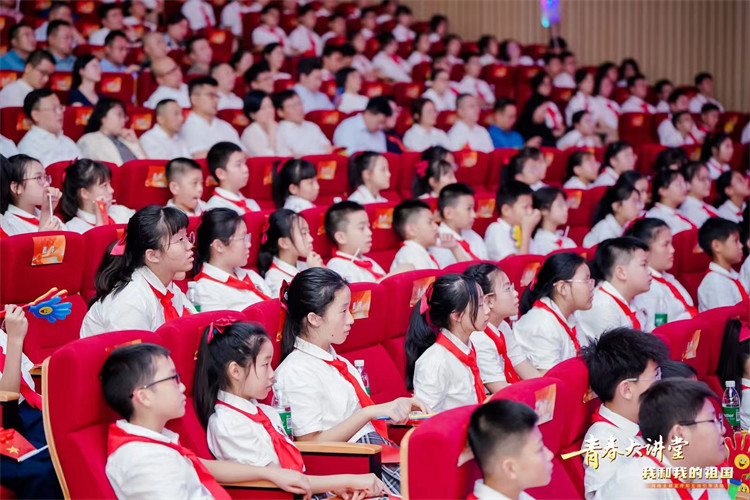 孩子們認真的聆聽演說。主辦方供圖