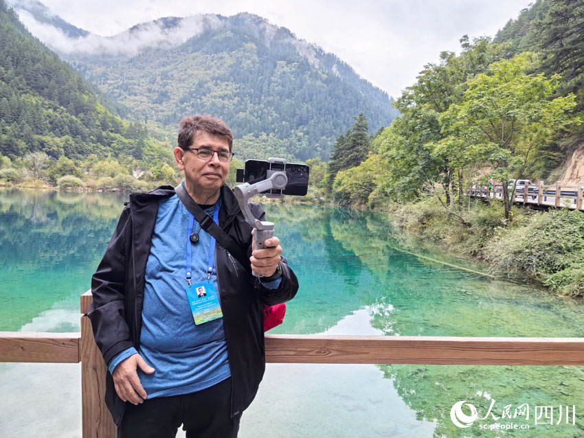 拉美記者記錄美好九寨。人民網記者 劉海天攝