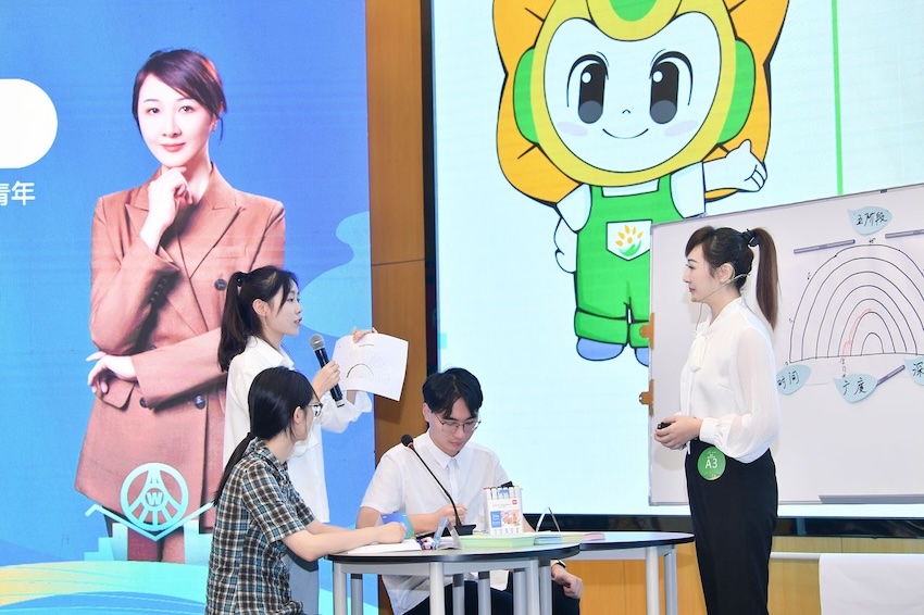 個人專項賽情景模擬現場，歐陽雪指導求職者使用生涯彩虹圖。主辦方供圖