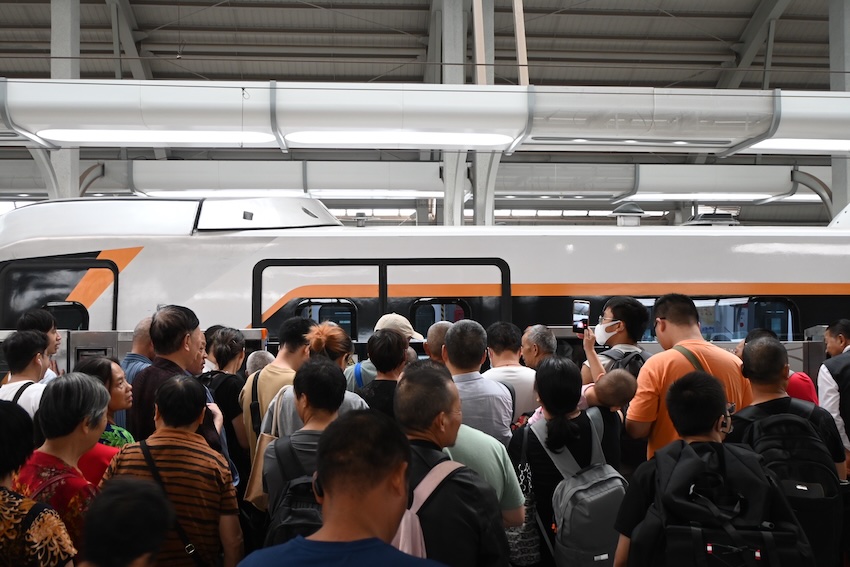 軌道交通資陽線首發列車現場。肖瑤攝