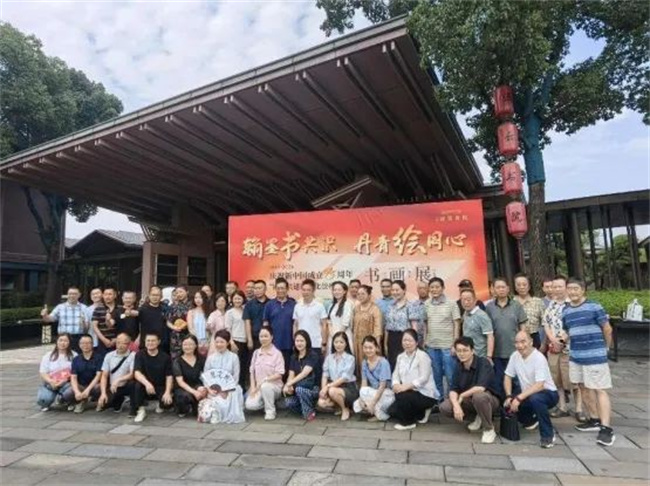 崇州統一戰線慶祝新中國成立75周年“翰墨書共識 丹青繪同心”書畫展開展。崇州市委統戰部供圖