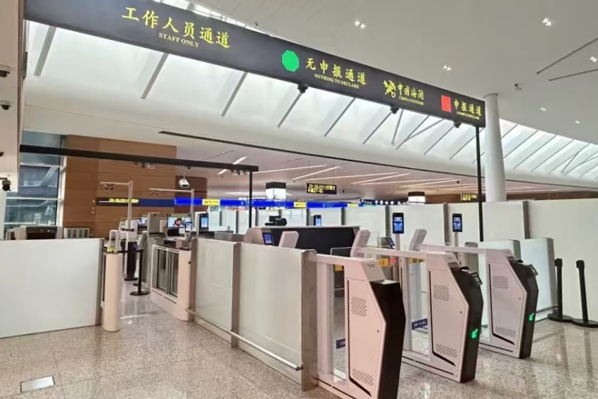 天府機場國內轉國際旅客中轉通道。成都東部新區航空和口岸經濟局供圖