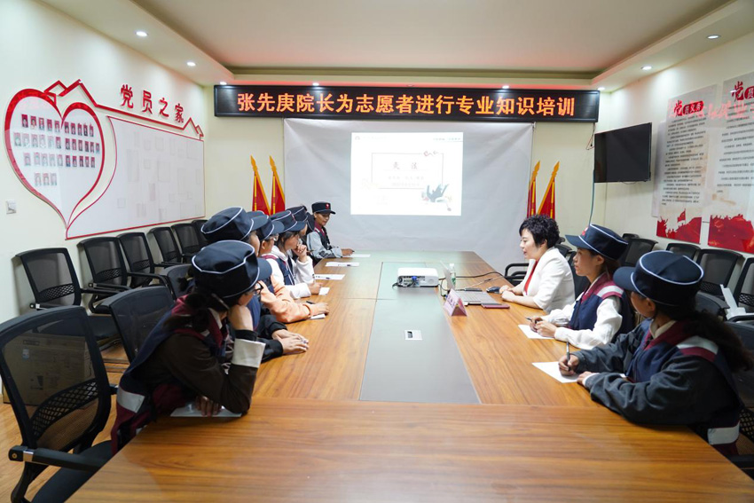 張先庚院長為川護若爾蓋健康服務志愿隊開展專業培訓。四川護理職業學院供圖