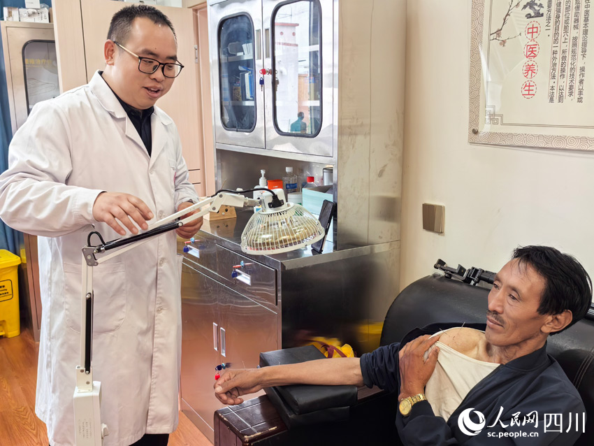 醫生包銳給村民治療。人民網記者 劉海天攝