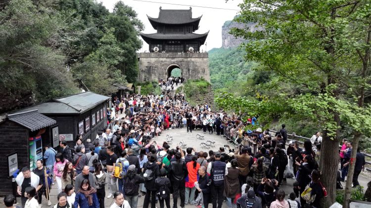 關樓前的機器狗表演吸引大量游客觀看拍攝。高志農供圖