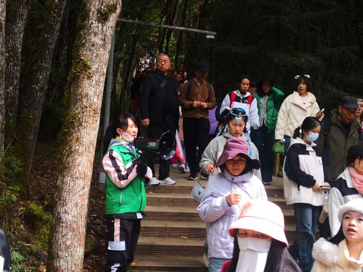 步行棧道上，工作人員提醒游客注意安全。九管局供圖