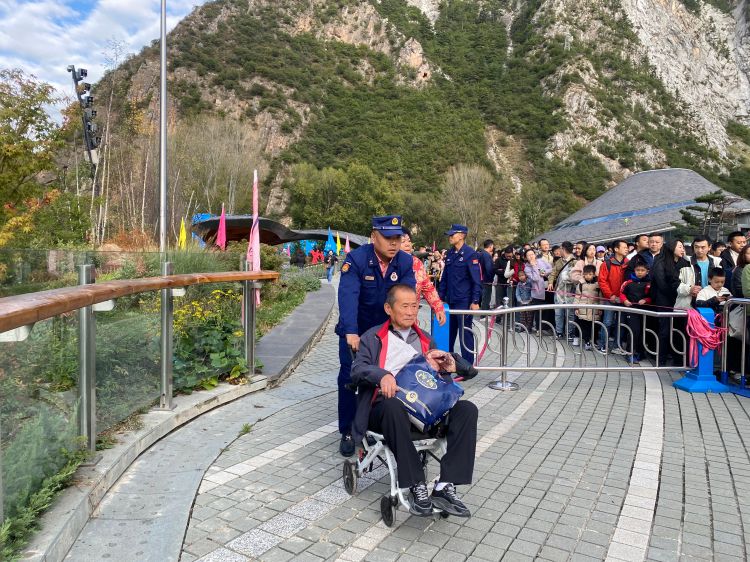 工作人員推著特殊人士上車。九管局供圖