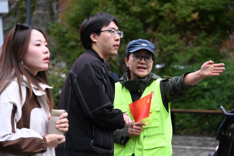 為游客做好溫馨服務。九管局供圖