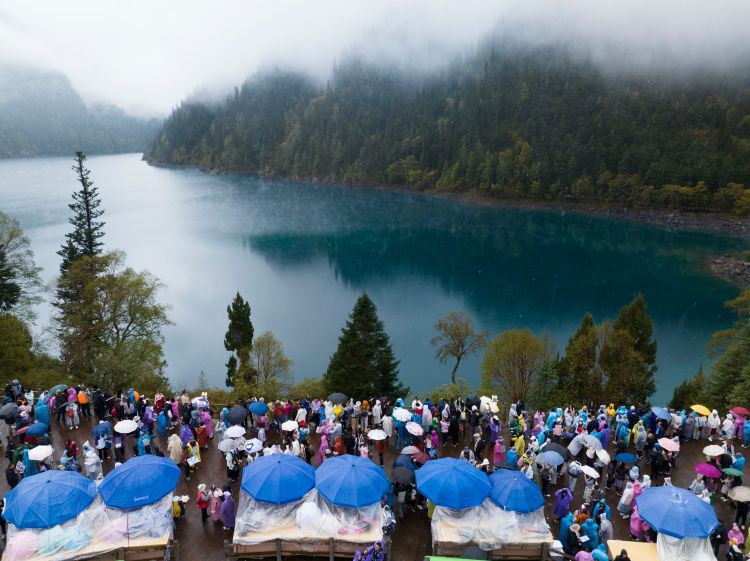 游客在長海觀景。九管局供圖