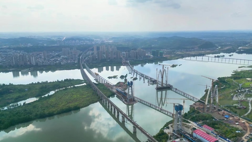 成達萬高鐵遂寧涪江特大橋的建設現場。中國鐵路成都局集團有限公司供圖