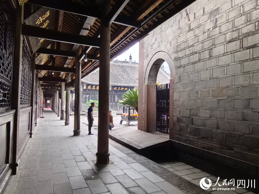 寺內建筑采用大量石柱。人民網記者 劉海天攝