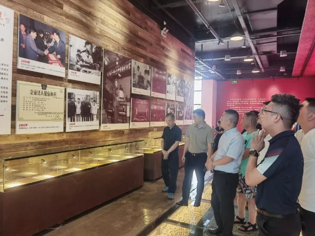 與會人員進行參觀。都江堰市委統戰部供圖