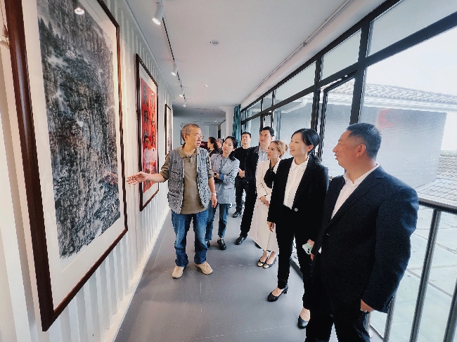 民主黨派基層組織相關負責人觀看茶具書畫攝影展。成都市雙流區委統戰部供圖   