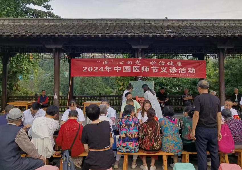 義診活動，成為老人檢查身體的“窗口”。蒲訓訓供圖