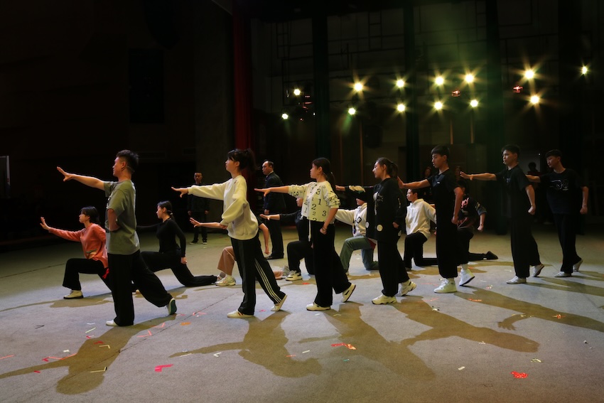 學生們在巴州川劇院走臺。受訪者供圖