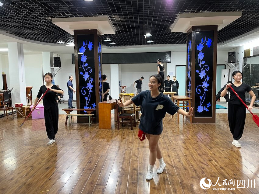 藝術中心排練場地非常狹窄，但演員們的練習仍然很認真。人民網記者 郭瑩攝