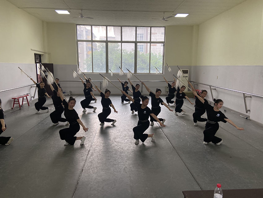 在校學習期間，基本功訓練是日常。受訪者供圖