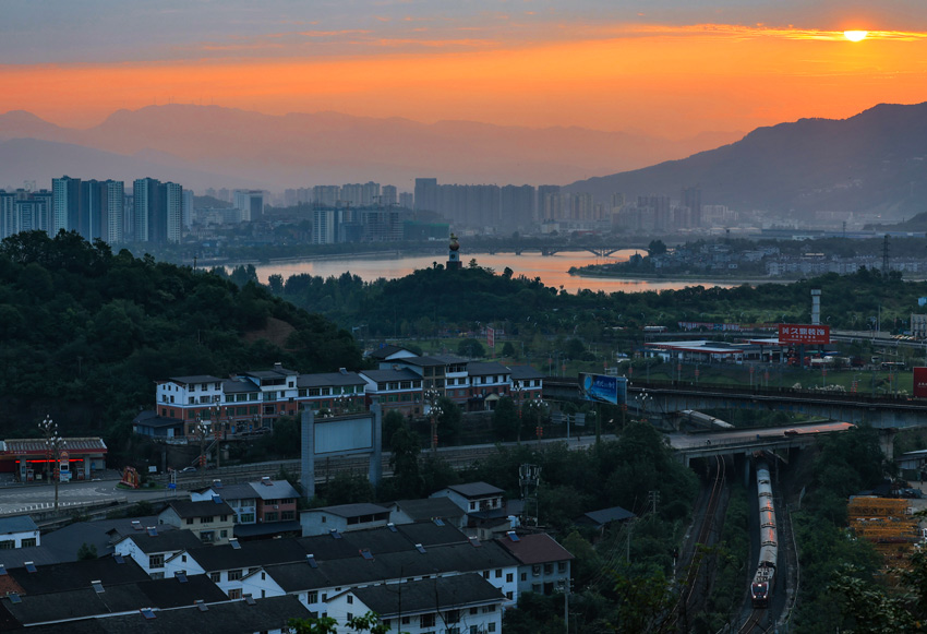 萬水千山任縱橫，家國情懷滿寶成。廣元日報社供圖