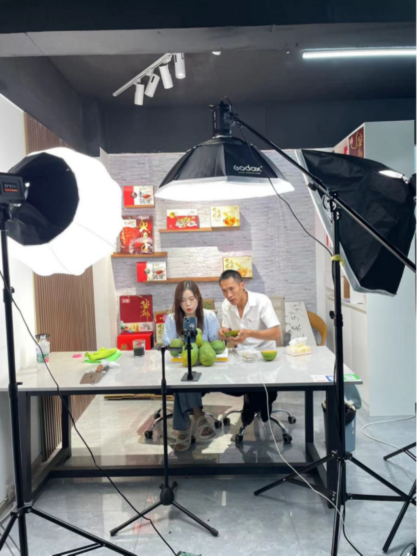 電商“新農人”正在直播賣貨。威遠縣委組織部供圖