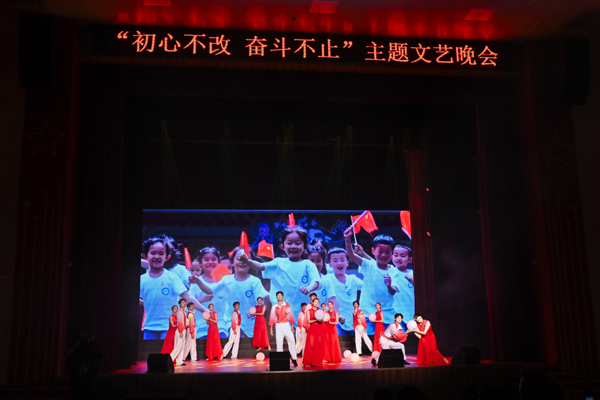 擁軍情長在，中華向未來。四川省退役軍人事務廳供圖