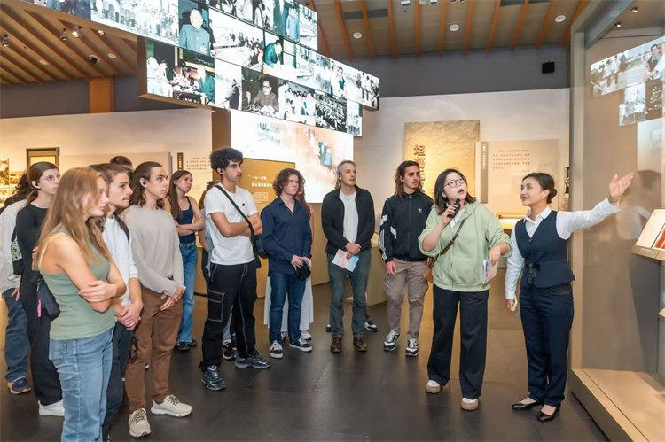 蒙達爾紀市森林中學青少年代表。中共廣安市委宣傳部供圖