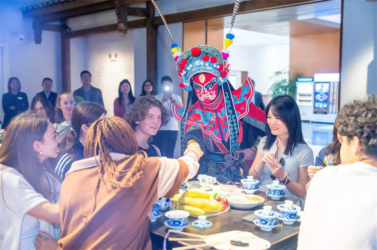 蒙達爾紀市森林中學學生代表體驗四川傳統文化。中共廣安市委宣傳部供圖