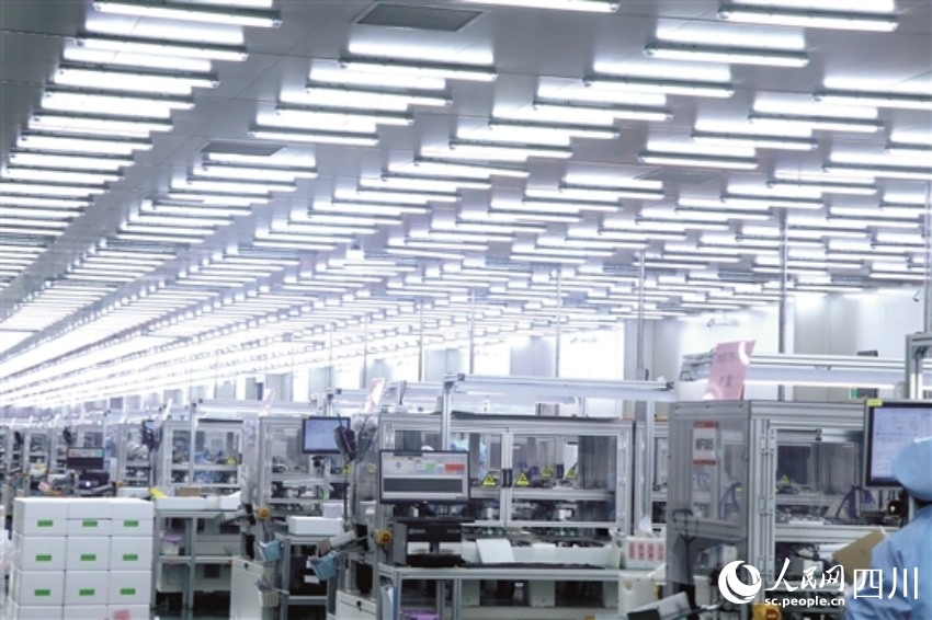 美科新能源車間內工人們正在趕訂單。李幸攝