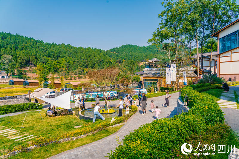 鳳凰村半隱山舍民宿，市民在這里打卡游玩。岳冰松攝