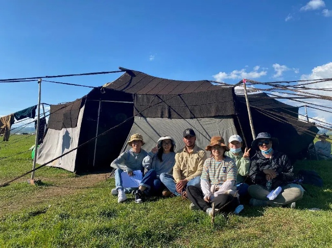 貢布澤仁帶研究生在川西若爾蓋牧區體驗游牧生活。索朗刀登攝