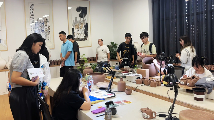 清華大學鄉村振興實踐支隊在榮縣土陶創意園參觀。受訪者供圖