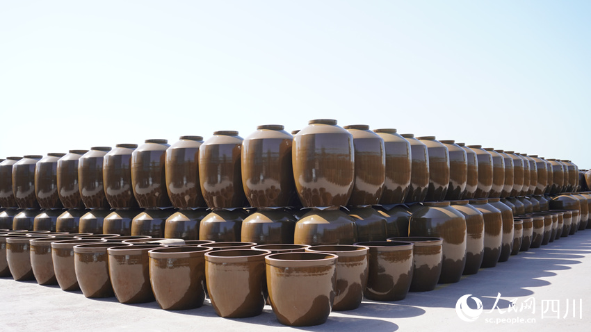 榮縣土陶企業生產的酒壇。人民網 趙祖樂攝