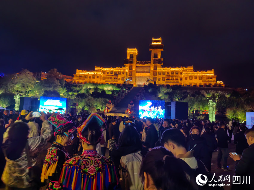 游客參加沉浸式夜游《入夢古羌》活動。人民網記者 劉海天攝