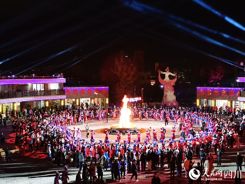 人們圍著火堆跳起了郭莊。人民網記者 劉海天攝