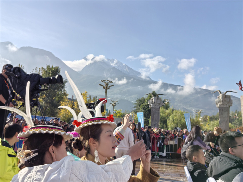 穿上民族服飾，更加光彩照人。人民網記者 劉海天攝