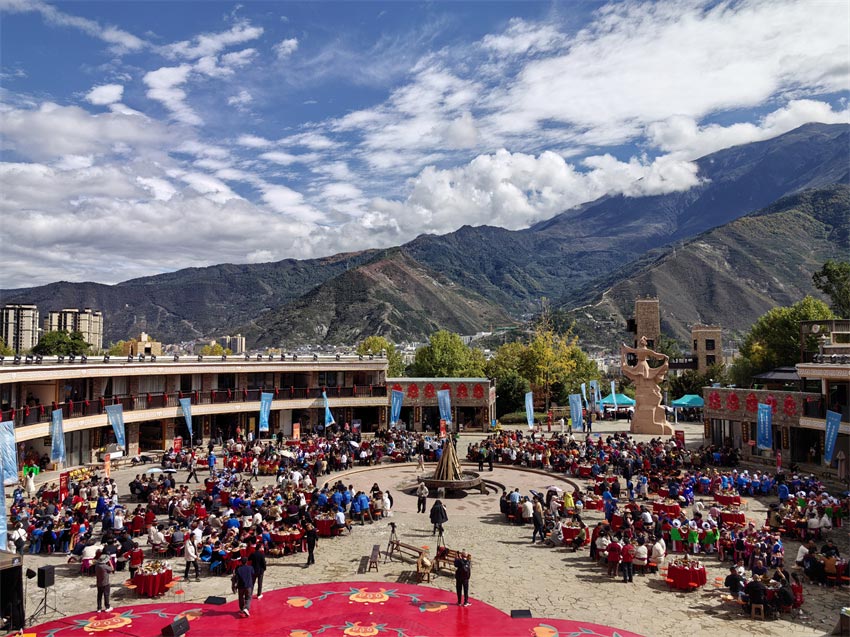 羌歷新年，一起來吃壩壩宴。人民網記者 劉海天攝