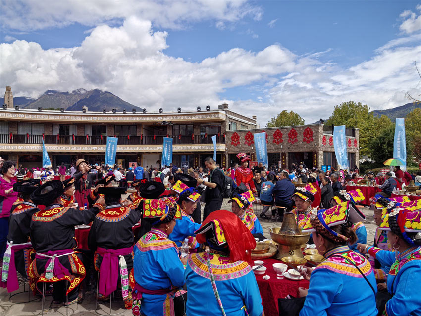 少數民族同胞舉杯祝福新年快樂：“納吉納魯”。人民網記者 劉海天攝