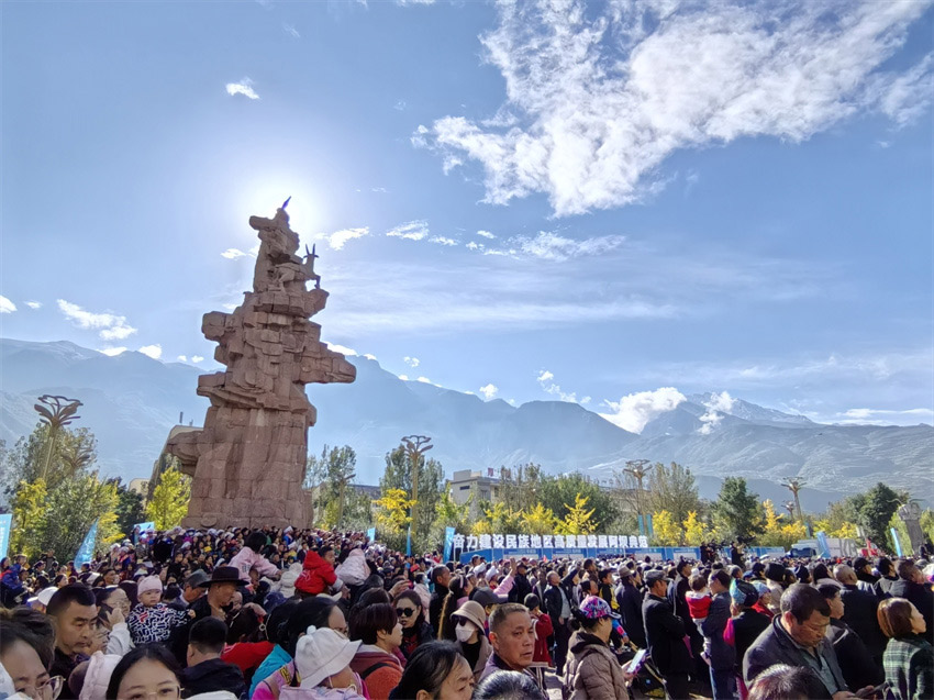 天氣晴朗，新年氣氛更濃厚。人民網記者 劉海天攝