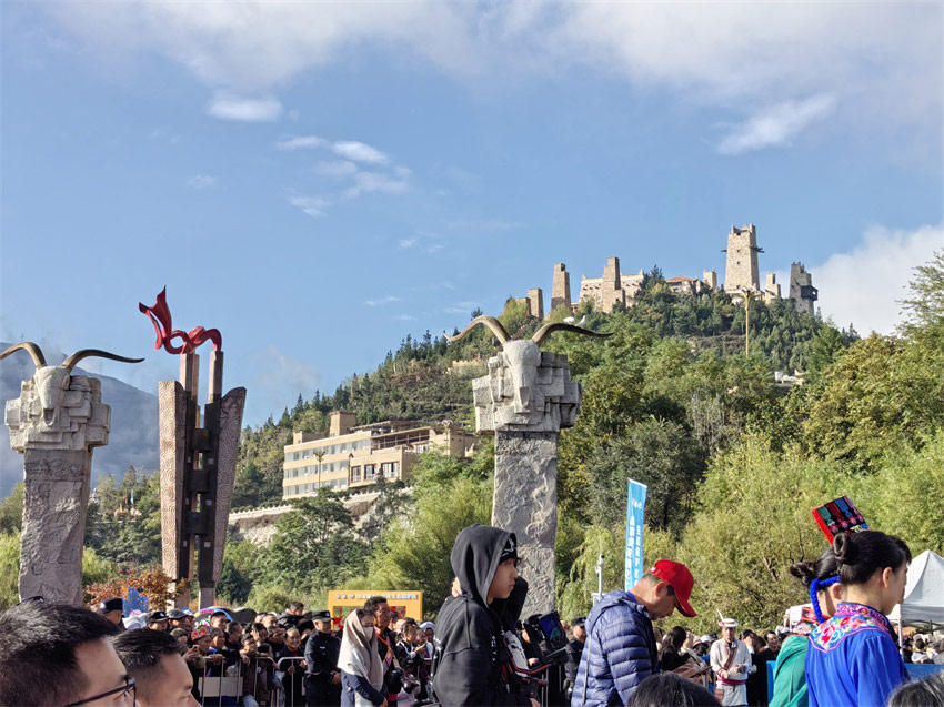 中國古羌城景區熱鬧非凡。人民網記者 劉海天攝