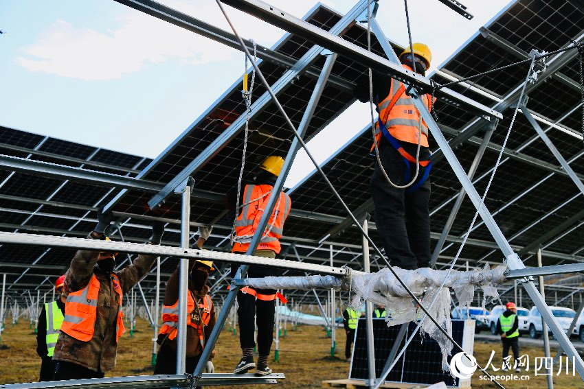 安裝光伏板。人民網記者 朱虹攝
