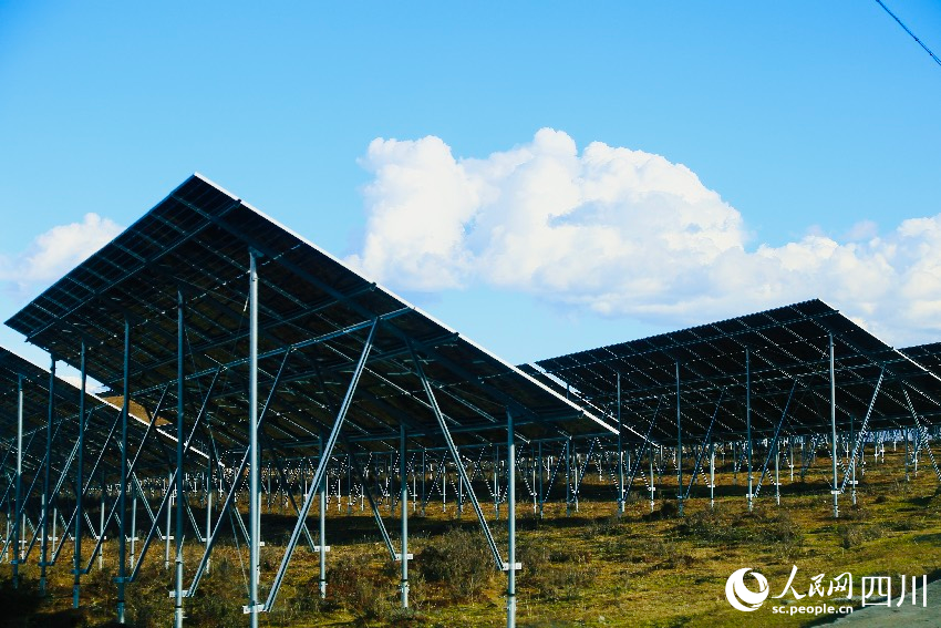 光伏基地。人民網記者 朱虹攝