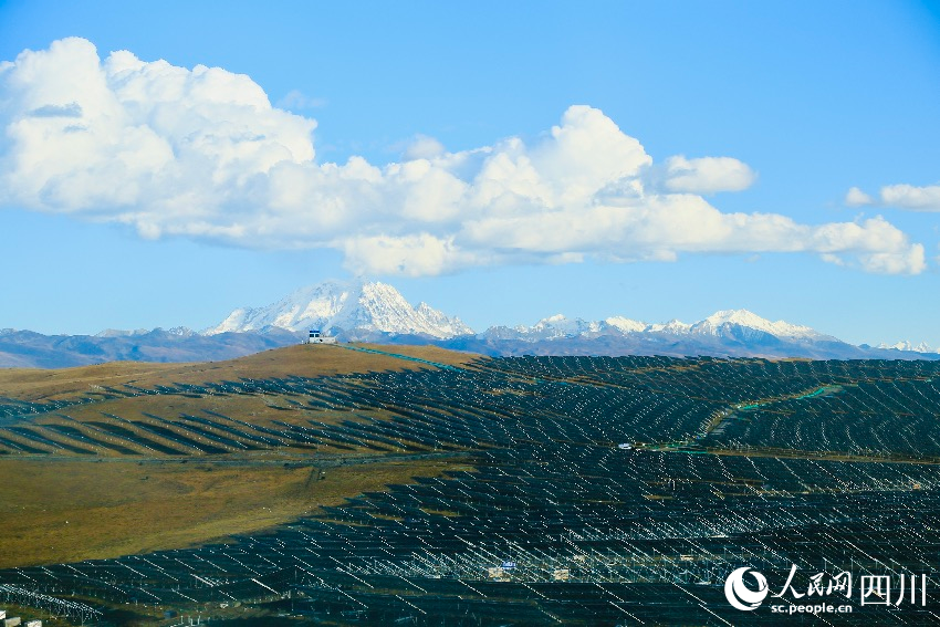 光伏基地。人民網記者 朱虹攝