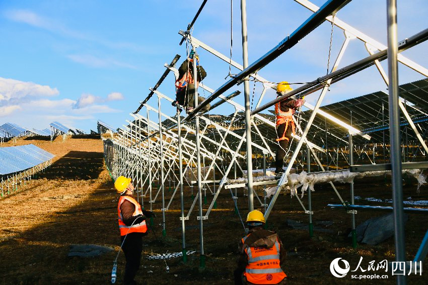 現場的工人們正忙于光伏支架及組件安裝任務。人民網記者 朱虹攝