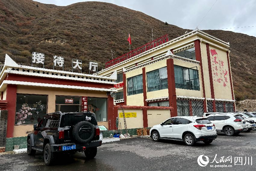 位于道孚縣鮮水鎮新江溝村的“興疆溝溫泉”酒店。人民網記者 朱虹攝