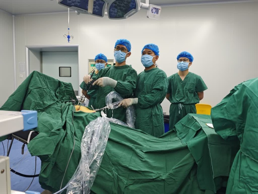 縣人民醫院派遣肝膽胰外科團隊到童家鎮中心衛生院指導外科手術。姚陽攝