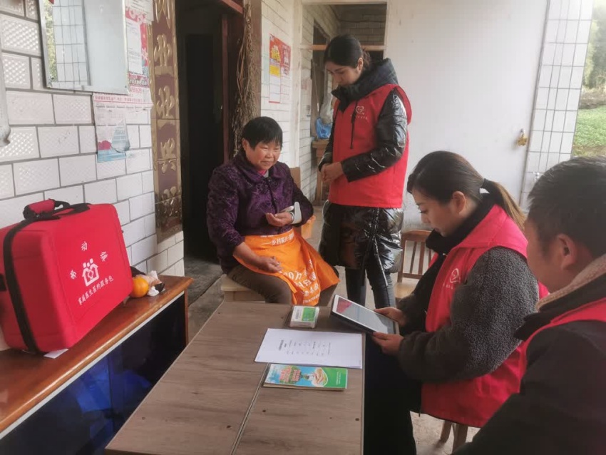 家庭醫生入戶。勞動鎮供圖